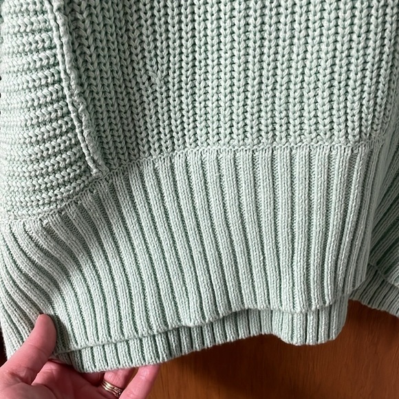 Zenana size XL mint green colored turtleneck tunic sweater with ballon sleeves - Picture 2 of 9